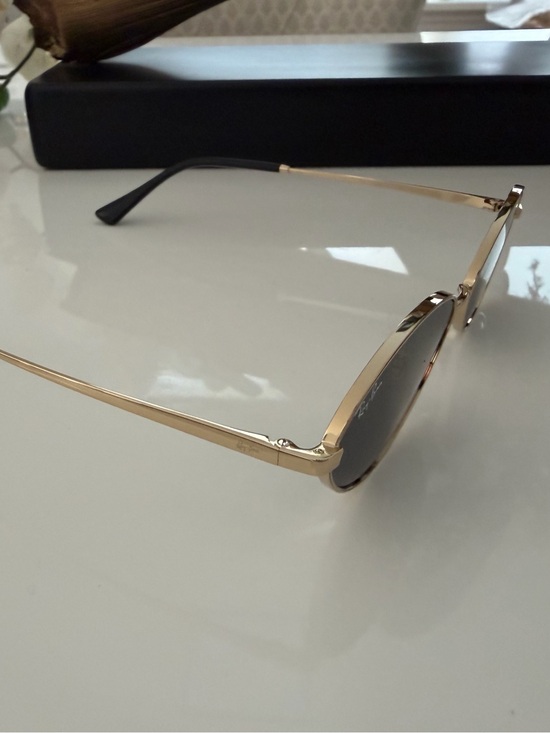 Ray-Ban Women\'s Gold Frame Black Lens Slim Oval Sunglasses main image 4